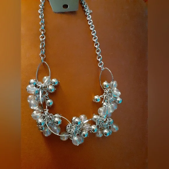 Effervescent Ensemble Glassy  IRIDESCENT Necklace Set - Picture 6 of 6